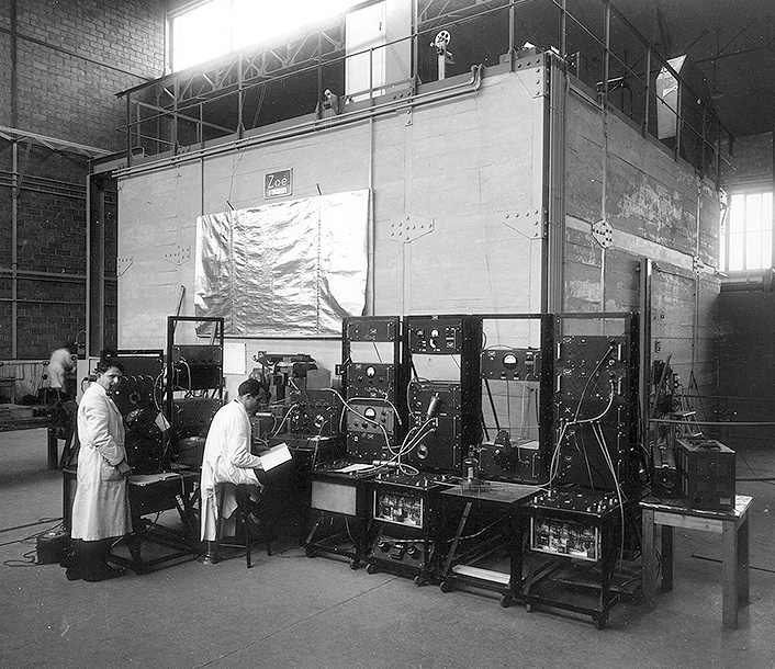 Zoé, premier réacteur nucléaire expérimental français, en fonctionnement en 1949 sur le site CEA de Fontenay-aux-Roses. Il a fourni les premiers radioéléments pour la médecine nucléaire en France.