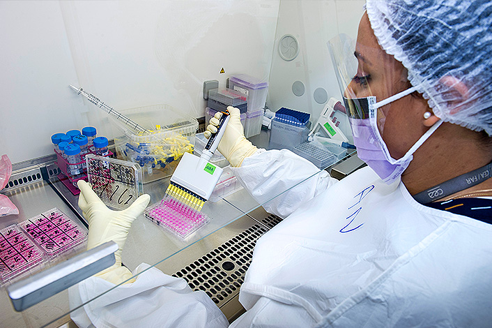 Le département IDMIT, spécialisé dans les recherches sur les maladies infectieuses humaines, est une structure mixte du CEA, de l’Inserm et de l’Université Paris-Saclay. Sa mission d’infrastructure nationale en biologie santé est menée en partenariat avec l'Institut Pasteur, l'ANRS-MIE et Oncodesign.