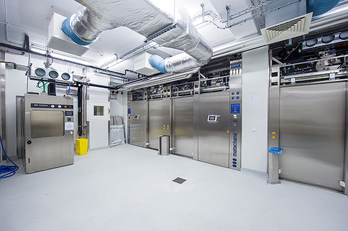Salle des autoclaves d'IDMIT pour la stérilisation et la décontamination de tout matériel (biologique ou non) sortant d'un laboratoire de confinement biologique de niveau 3